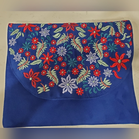 Beautiful blue embroidered clutch - Picture 4 of 8